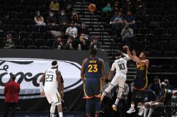 九游正版下载里程碑夜犹他爵士远射贴柱；欧联赛后刷纪录；球迷炸锅；身体对抗强度拉满(苏宁球迷老夫妇)