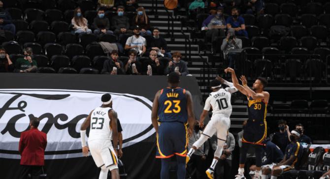 九游正版下载里程碑夜犹他爵士远射贴柱；欧联赛后刷纪录；球迷炸锅；身体对抗强度拉满(苏宁球迷老夫妇)